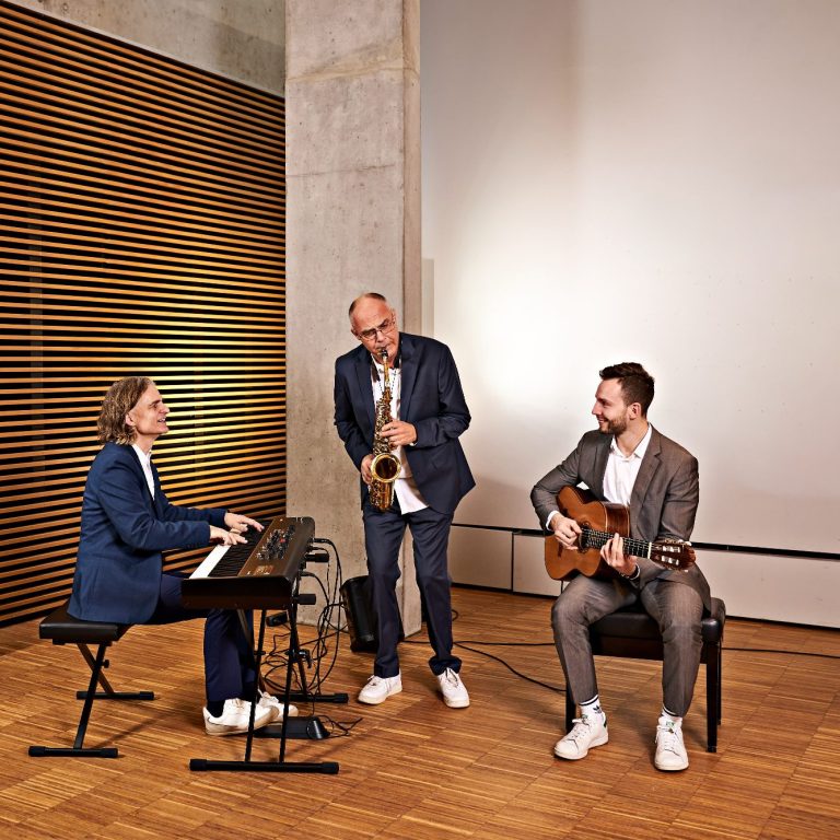 Clarissi.co, ein Ensemble aus Saxofon, Gitarre und Piano spielt Musik aus Jazz, Pop und Klassik, um Hörproben aufzunehmen.