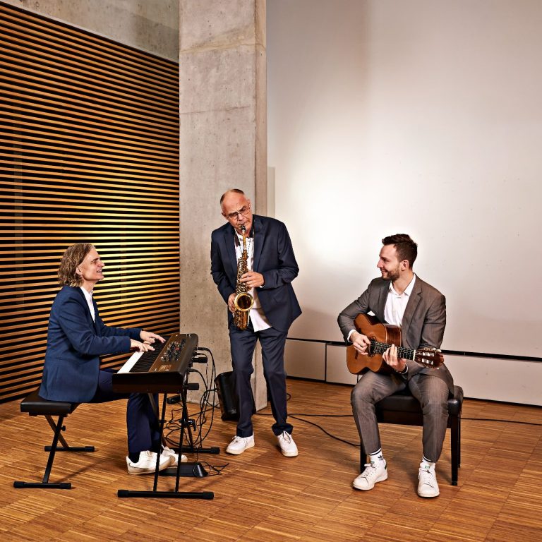 Das Ensemble Clarissi.co spielt live bei einem Firmenevent.