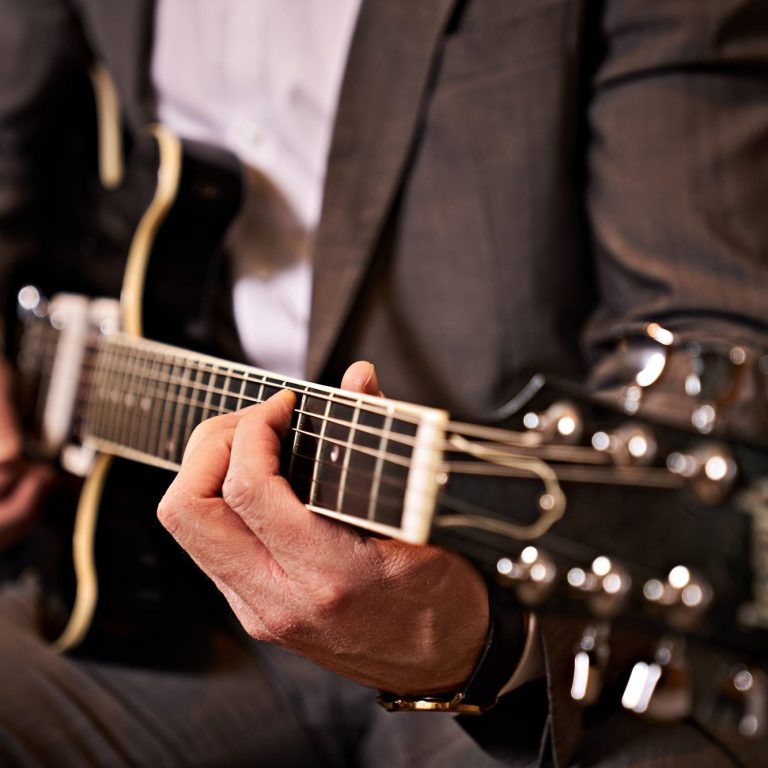 Der Musiker Daniel Hirth spielt Gitarre bei einem Auftritt von Clarissi.co.