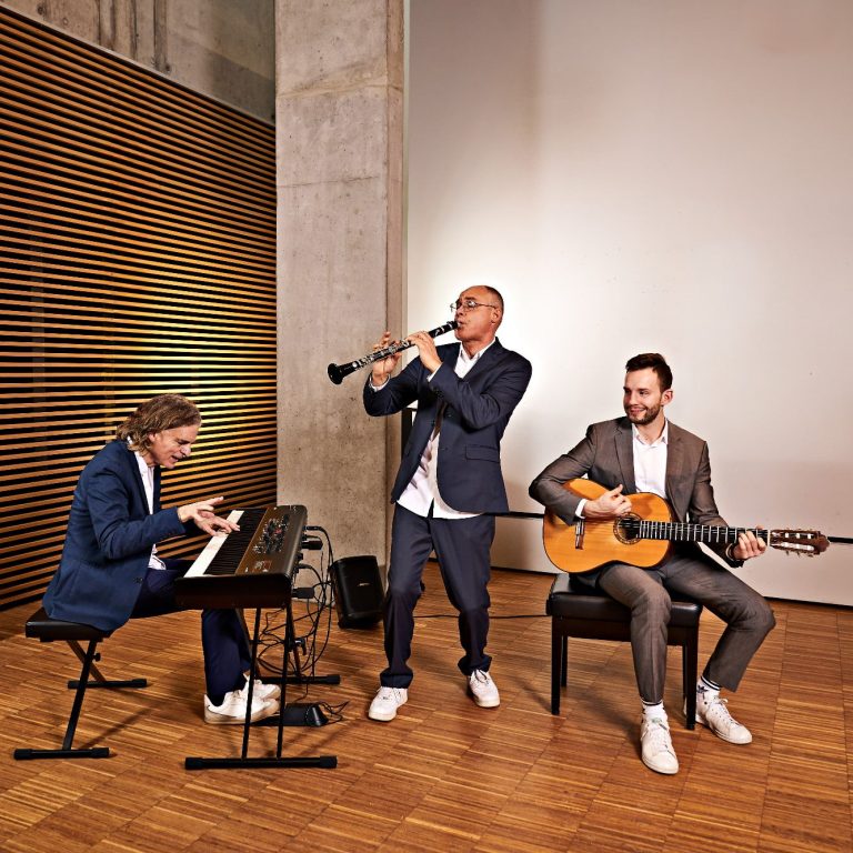 Clarissi.co, ein Ensemble aus Piano, Gitarre und Klarinette macht Musik mit viel Spielfreude.