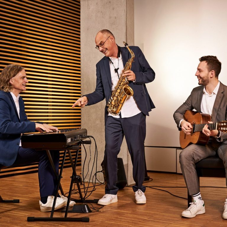 Clarissi.co - Handgemachte Live-Musik Clarissi.co bei einem Auftritt mit Gesang von Eugen Wall, Andreas Heidt am Piano und Daniel Hirth an der Gitarre.