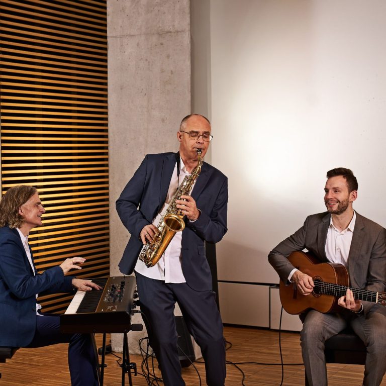 Das Ensemble Clarissi.co bestehend aus Gitarre, Piano und Saxofon spielt eine Auswahl aus Jazz, Pop und Klassik.