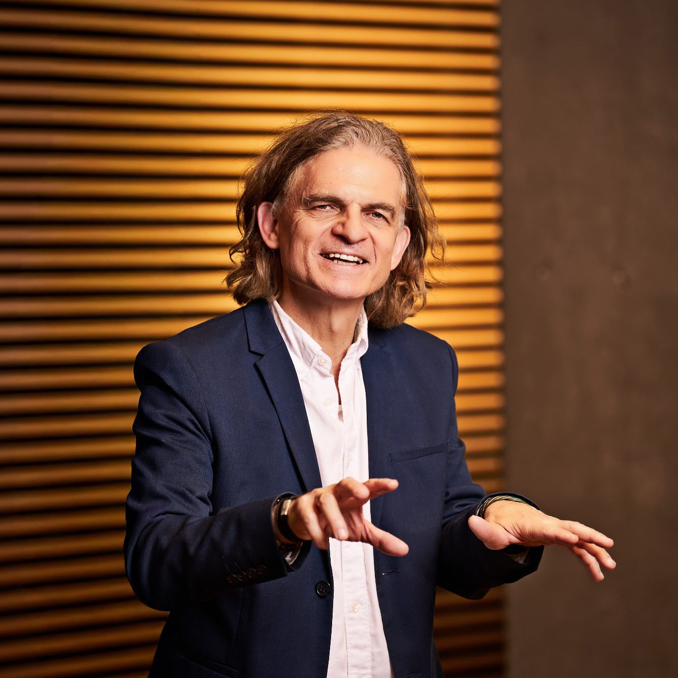 Andreas Heidt, Teil des Ensembles Clarissi.co, deutet an Piano zu spielen. 